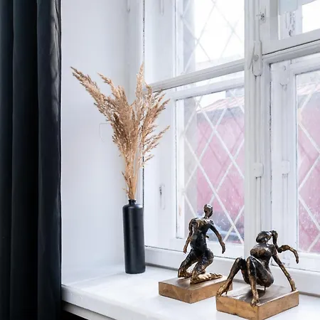 Cinema - 2-bed, 2-bath - Free Private Parking