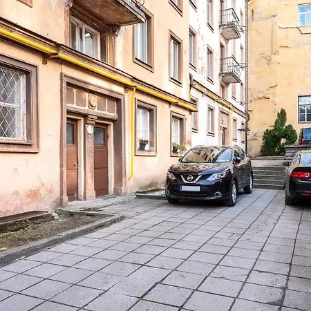 Cinema - 2-bed, 2-bath - Free Private Parking 아파트