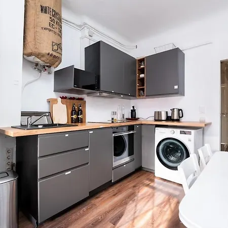 Cinema - 2-bed, 2-bath - Free Private Parking