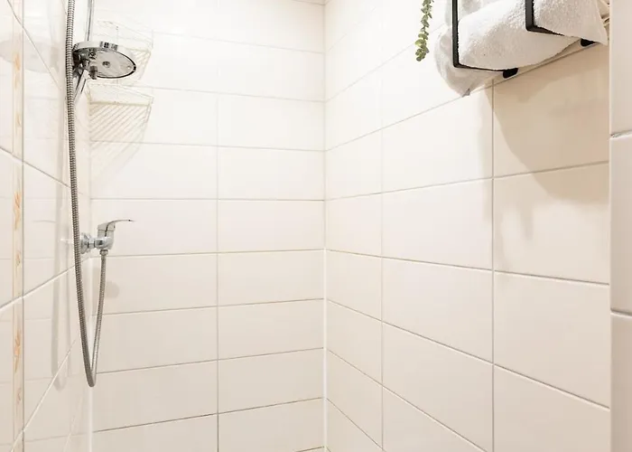 Cinema - 2-bed, 2-bath - Free Private Parking Διαμέρισμα *