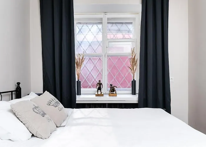 Cinema - 2-bed, 2-bath - Free Private Parking *