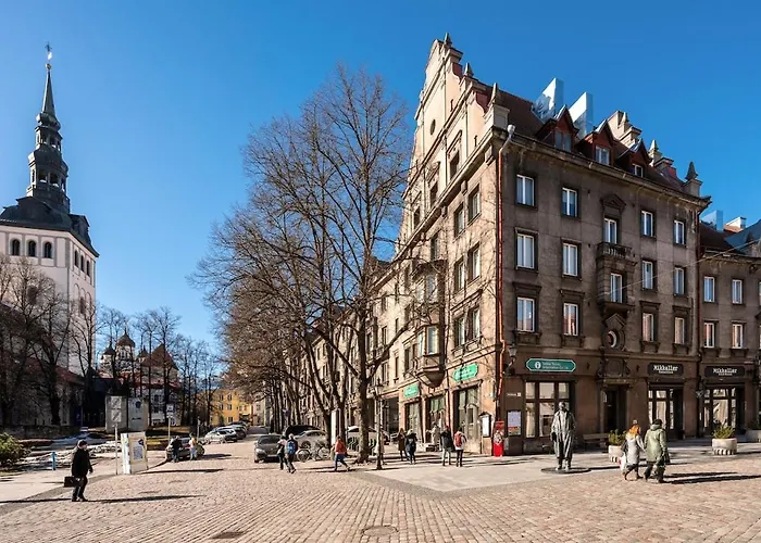 Cinema - 2-bed, 2-bath - Free Private Parking *