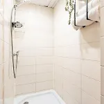 Cinema - 2-bed, 2-bath - Free Private Parking 아파트 *