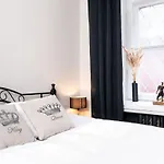 Cinema - 2-bed, 2-bath - Free Private Parking 아파트 *