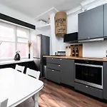 아파트 Cinema - 2-bed, 2-bath - Free Private Parking