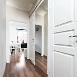 Cinema - 2-bed, 2-bath - Free Private Parking 아파트 *