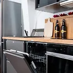 Cinema - 2-bed, 2-bath - Free Private Parking 아파트 *