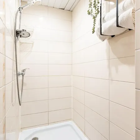 Cinema - 2-bed, 2-bath - Free Private Parking Appartement *