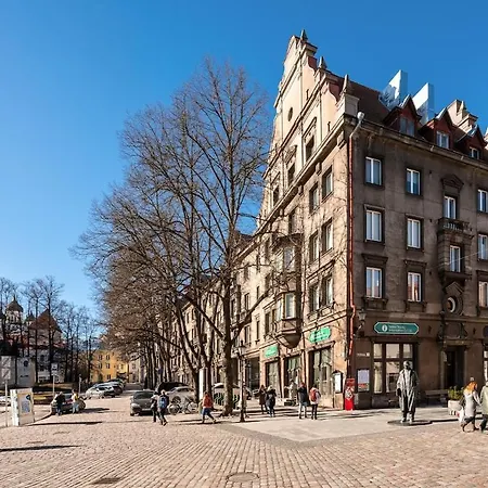 Cinema - 2-bed, 2-bath - Free Private Parking *