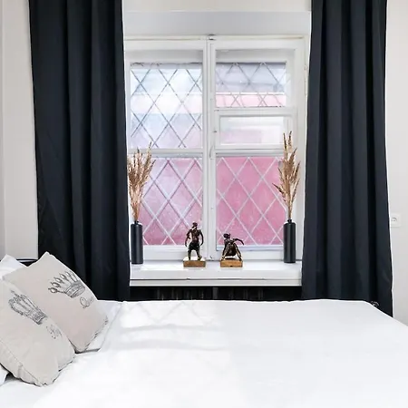 Cinema - 2-bed, 2-bath - Free Private Parking *