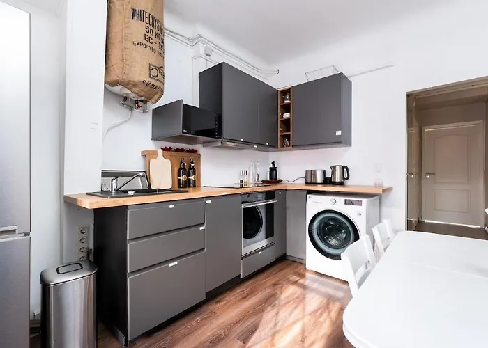 Cinema - 2-bed, 2-bath - Free Private Parking